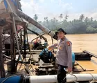 Berantas PETI, Polsek Cerenti Musnahkan 12 Rakit Dompeng di Sungai Kuantan