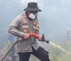 Kapolres Rohil Berjibaku Padamkan Kathutla di Kecamatan Tanah Putih