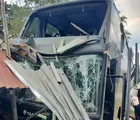 Kecelakaan di Pekanbaru, Minibus Tabrak Bus TAM dan 2 Warung, 1 Korban Tewas, 9 Luka-luka