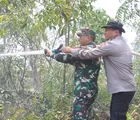 Tinjau Langsung Lokasi Karhutla di Dumai, Kapolda Riau ikut Lakukan Pemadaman dan Proses Pendinginan   