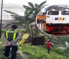Terpental 20 Meter ke Sawah, Mobil Rombongan Haji Terhantam KA Argo Bromo saat Melintas di Grobogan Jateng