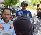 Belum Sehari Ditertibkan, Mobil Kembali Parkir di Badan Jalan Depan RS At Medika dan Bahu Jalan Depan Gacoan 