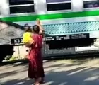 Ini Cerita Ibu-ibu jadi Relawan Jaga Perlintasan Tanpa Palang Pintu di Wonogiri