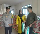 Polsek Batu Hampar Laksanakan Pengamanan Pembagian Beras dan Minyak Goreng Bantuan, Ajak Warga Jaga Kamtibmas