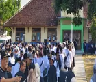 Tangis Kepala Sekolah di Pemalang: Dipindah Jauh dari Domisili hingga Harus Seberangi Jembatan Gantung 