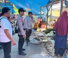 Patroli dan Sambang Pasar, Polsek Batu Hampar Sampaikan Pesan Kamtibmas kepada Pedagang, Pembeli dan Tukang Parkir