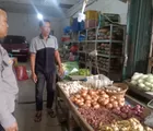 Sambangi Pedagang Sayur, Bhabinkamtibmas Kota Baru  Pantau Ketersediaan Pangan Masyarakat