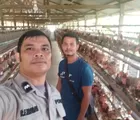 Bhabinkamtibmas Polsek Rumbai Barat Sambangi Peternak Ayam Lokal, Dukung Kemandirian Pangan