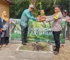 Bhabinkamtibmas Polsek Batu Hanpar Ajak Warga Menanam Pohon dan Jaga Kelestarian Alam