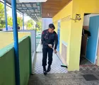 Sambut HUT Bhayangkara ke-80, Personel Brimob Polda Riau Bakti Religi Bersihkan Musholla Al-Fitrah