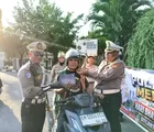 Gelar Kampanye Keselamatan Berlalu Lintas, Subdit Kamsel Ditlantas Polda Riau Bagikan Helm SNI ke Pengguna Jalan