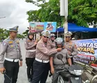 Polantas Sapa Pengendara di Jalan, Bagikan Helm SNI dan ajak Pengendara Patuhi Tata Tertb Berlalu Lintas