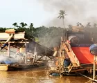 Aksi Nyata Polsek Cerenti Bakar Lima Rakit Emas Ilegal di Sungai Kuantan