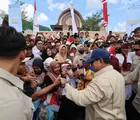 Prabowo Diserbu Warga di Lombok, Titip Pesan Jaga Bendungan untuk Ketahanan Pangan