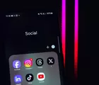 Hukum dan 5 Adab Bermedia Sosial Menurut Islam, Panduan Syariat Praktis di Era Digital yang Wajib Diketahui!