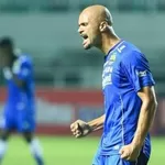 Model Hot Ini Jadi Pusat Perhatian Usai Pakai Jersey Persib di