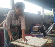 Kota Tasikmalaya Krisis Tahu Tempe, Harga Kedelai Melonjak, Pembeli Berburu ke Pasar Cikurubuk Usai Subuh
