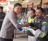 Hari Bhayangkara ke-80, Polres Tasikmalaya Kota Salurkan Bansos untuk Ojol dan Tukang Becak