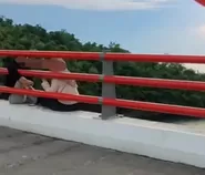 Viral Pasangan Muda-Mudi Duduk di Tepi Jembatan Merah Jayapura, Warga Tegur hingga Tiga Kali