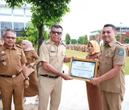 Bupati Andi Utta Beri Penghargaan kepada Tiga OPD Berprestasi dalam Pelayanan Publik