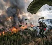 Smokejumper Adalah Petugas Pemdaam Kebakaran yang Diterjunkan Dari Pesawat. Negara Mana yang Pertama Kali Punya?