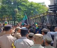 Gerbang DPRD Subang dijebol! Demo mahasiswa memanas, kritik keras pemerintahan Prabowo-Gibran menggema