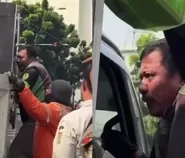 Kronologi video viral ojol teriak minta tolong dan panjat truk saat motor diangkut Dishub di Jakarta Timur