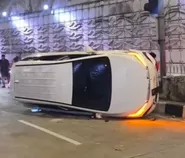 Hantam pembatas jalan, mobil BYD M6 terguling di underpass Mampang
