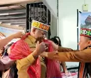 Tanpa Menawar Gubernur Papua Barat Borong Kain Tenun Toraja di Plaza Unipa