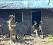 Patroli Jalan Kaki Satgas Ops Damai Cartez  Buka Ruang Dialog dengan Warga iPuncak Jaya