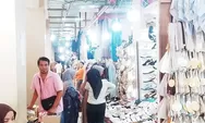 Jelang Idul Fitri, Warga Padati Pasar Raya Padang Fase VII untuk Berburu Pakaian Baru