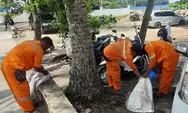 Libur Lebaran Picu Lonjakan Sampah di Pantai Padang