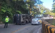 Truk Terbalik di Sitinjau Lauik, Lokasi Dekat Rombongan Arteria Dahlan Foto-Foto