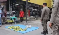 Penertiban PKL di Pasar Raya Padang, Satpol PP Tegur Pedagang Gunakan Trotoar