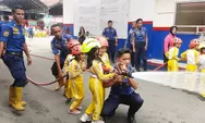 Puluhan Siswa TK di Padang Antusias Belajar Profesi Pemadam Kebakaran