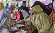 Diguyur Hujan, Pasar Murah Pemkab Dharmasraya di Koto Baru Tetap Diserbu Warga