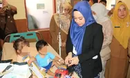Anak Dianiaya Ayah Kandung di Padang, Ketua TP-PKK Dian Fadly Amran Datang Bawa Bantuan dan Mainan