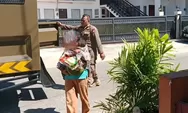 Bawa Anak Saat Mengemis di Lampu Merah, Seorang Perempuan Diamankan Satpol PP Padang