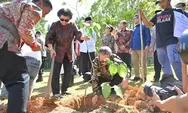 Kakak Kandung Presiden Prabowo Ikut Tanam Pohon Andalas di Unand