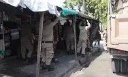 Abaikan Peringatan, Lapak Warung di Atas Trotoar Ditertibkan Satpol PP Padang