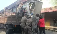 Revitalisasi Pasar Raya Padang, Satpol PP Tertibkan Lapak PKL di Pasar Raya Barat