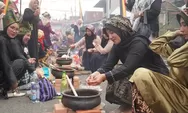Masak Sambalado Tanak Pakai Kayu Bakar, Tradisi Minangkabau Hidup di Padang Panjang