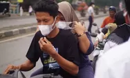 Kabut Asap Kebakaran Hutan dan Lahan Selimuti Dharmasraya, Ribuan Masker Dibagikan ke Pengguna Jalan