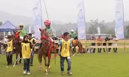 Kabut Asap Tak Surutkan Antusiasme Warga Saksikan Pacu Kuda Bupati Cup II 2026 di Tanah Datar