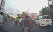 VIRAL Video Polisi Semarang Dorong Pengendara Motor hingga Jatuh