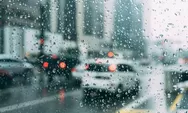 Simak Tips Aman Berkendara saat Cuaca Ekstrem Angin Kencang