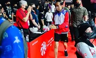 Gaya Nyentrik Jokowi Saat Nonton BWF World Tour Final 2021 di Bali