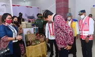 Lihat Stan UMKM di Bandara Tebelian,  Presiden Jokowi Beli Jaket Bomber Motif Dayang Sintang