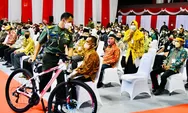 Setelah Puasa 2 Tahun, Presiden Jokowi Kembali Bagi-Bagi Sepeda Kepada Masyarakat