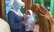 Sejumlah Guru Dampingi Siswa SD Kauman 7 Batang saat Vaksinasi 